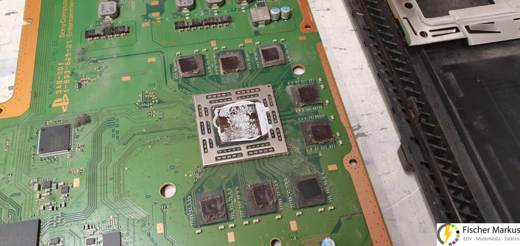 PS4 Classic Kühlprobleme (7) Chip mit eingetrockneter Wärmeleitpaste