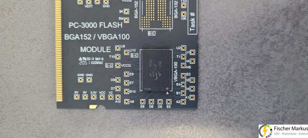 Adapterplatine mit aufgelötetem VBGA100 Chip aus SD Karte