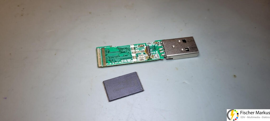 Defekter USB Stick mit abgelötetem Flash Speicherchip