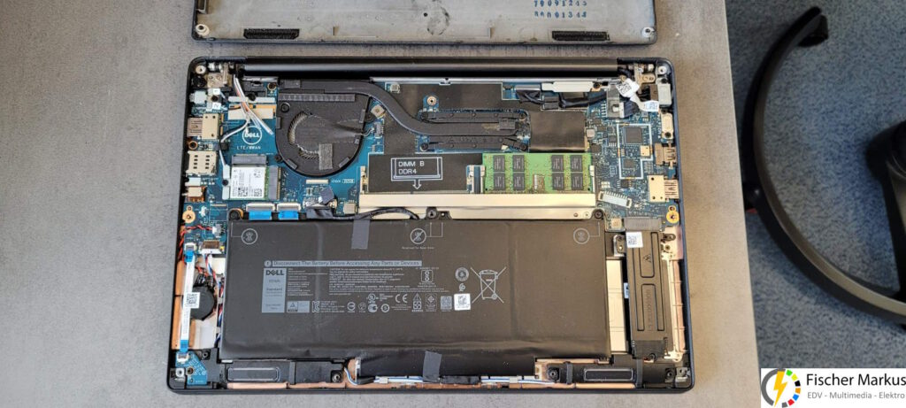 Geöffneter Laptop mit Flüssigkeitsschade bei der SSD