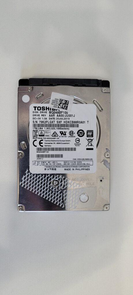 angelieferte defekte Festplatte zur Datenrettung die bereits geöffnet wurde. Datenrettung Toshiba
