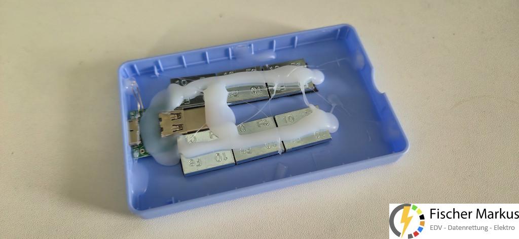 geöffnete 1TB FAKE Festplatte mit eingeklebten Gewichten und USB Stick veränderter Firmware