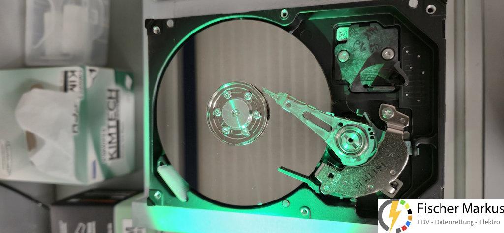 Seagate Barracuda IV ST380021A im Reinraum zur Inspektion geöffnet.