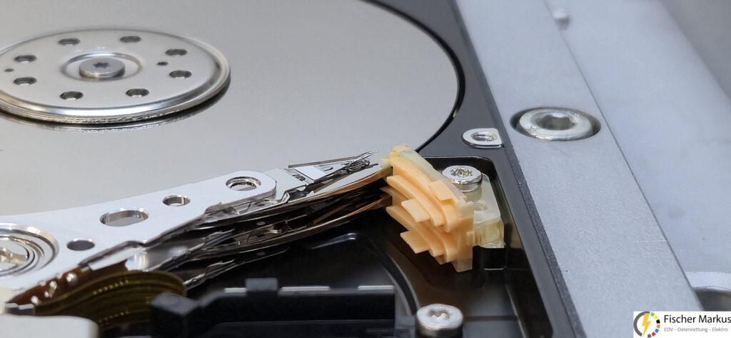 Datenrettung Samsung 1TB HDD Head Stuck Platter (6) Schreib-Lesekopf auf Platter Detail