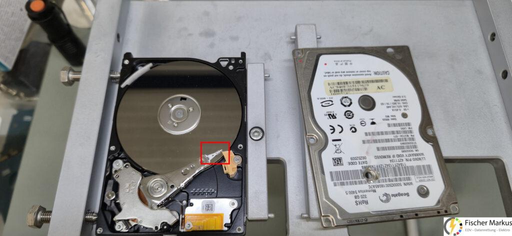Datenrettung HDD Seagate ST9320320AS 320Gb (2) im Reinraum geöffnet mit Schreib-/Lesekopf auf Plattern