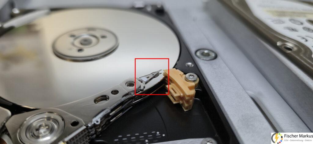 Datenrettung HDD Seagate ST9320320AS 320Gb (3) im Reinraum geöffnet mit Schreib-/Lesekopf auf Plattern Details