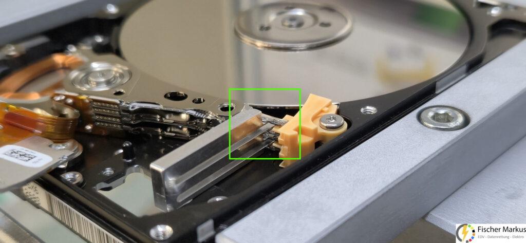 Datenrettung HDD Seagate ST9320320AS 320Gb (5) Schreib-/Lesekopf mit Head Unstick Tools von Platter gelöst